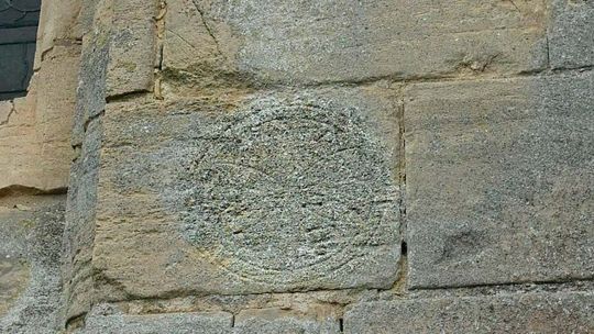 Mitos caídos: la verdad detrás de las misteriosas "marcas de brujas" en los edificios antiguos de Inglaterra