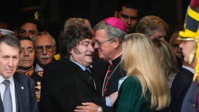 El saludo de García Cuerva con Milei cuando este llegó a la Catedral.