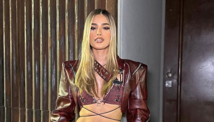 Juli Poggio deslumbró con un estilismo Y2K inspirado en Britney Spears: crop top personalizado, denim de tiro bajo y abrigo fucsia