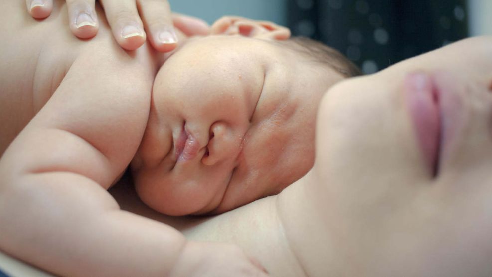 Bebé recién nacido con su mamá 08072026