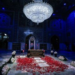 Esta fotografía muestra las tumbas del asesinado líder supremo de Irán, Ali Khamenei, y miembros de su familia en el Santuario del Imam Reza, en Mashhad. Irán dio sepultura a su exlíder supremo, Ali Khamenei, más de cuatro meses después de su muerte en un ataque aéreo, mientras dos días de ataques estadounidenses e iraníes avivaban los temores de un retorno a la guerra total. | Foto:KHAMENEI.IR / AFP