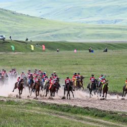 Imagen de jinetes compitiendo durante un gran evento cultural étnico celebrado en Karkara, en la región de Almaty, en Kazajistán. | Foto:Xinhua/Li Renzi