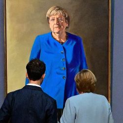 La excanciller alemana Angela Merkel (derecha) y el artista franco-alemán Jeremie Queyras (izquierda) observan su pintura «Retrato de la excanciller federal Angela Merkel» tras su inauguración en el Museo Bode de Berlín. | Foto:TOBIAS SCHWARZ / AFP