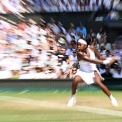 La tenista estadounidense Coco Gauff devuelve la pelota a la checa Karolina Muchova durante su partido de semifinales individuales femeninas de tenis en el undécimo día del Campeonato de Wimbledon 2026 en el All England Lawn Tennis and Croquet Club en Wimbledon, al suroeste de Londres. | Foto:KIRILL KUDRYAVTSEV / AFP