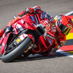 Marc Márquez, del equipo Ducati Lenovo, pilota su motocicleta durante una sesión de entrenamientos en el circuito de Sachsenring, en Hohenstein-Ernstthal, Alemania, antes del Gran Premio de Alemania de MotoGP. | Foto:RONNY HARTMANN / AFP