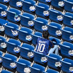 Un aficionado francés con la camiseta del delantero Kylian Mbappé se sienta en las gtribunas prácticamente vacías antes del partido de cuartos de final del Mundial de Fútbol de 2026 entre Francia y Marruecos en el Boston Stadium de Foxborough. | Foto:Angela Weiss / AFP