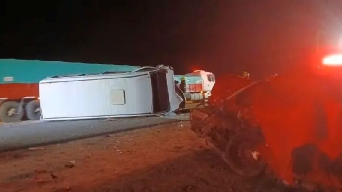 Choque fatal en el sur de Córdoba: dos muertos y más de 15 heridos leves