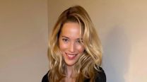 Luisana Lopilato compartió su look effortless para salir de gira con Michael Bublé y su familia: blazer, jean wide leg y zapatillas