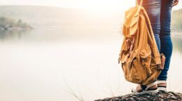 Saber soltar, la historia de la mochila y el río
