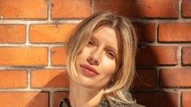 Camisa oversize y pantalón sastrero: Laurita Fernández marcó tendencia con un look mediterráneo desde Madrid