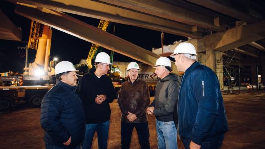 Completaron la estructura principal del altonivel de avenida Vélez Sarsfield: colocaron la última viga de la obra