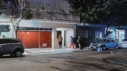 Incendio en un edificio de Caballito: hay 19 personas afectadas y continúa el operativo de los Bomberos