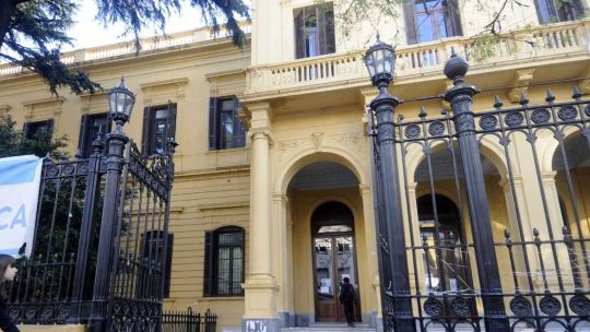 Denuncian que comercializaron imágenes de alumnas alteradas con IA en el colegio Mariano Acosta