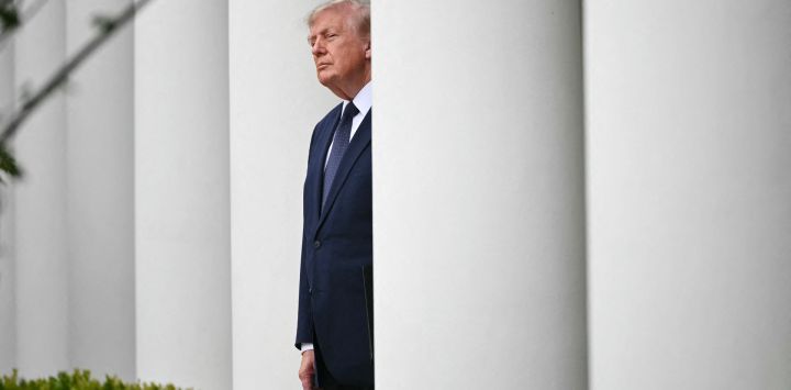 El presidente estadounidense Donald Trump llega a un evento del Rose Garden Club en el Jardín de las Rosas de la Casa Blanca en Washington, D.C..