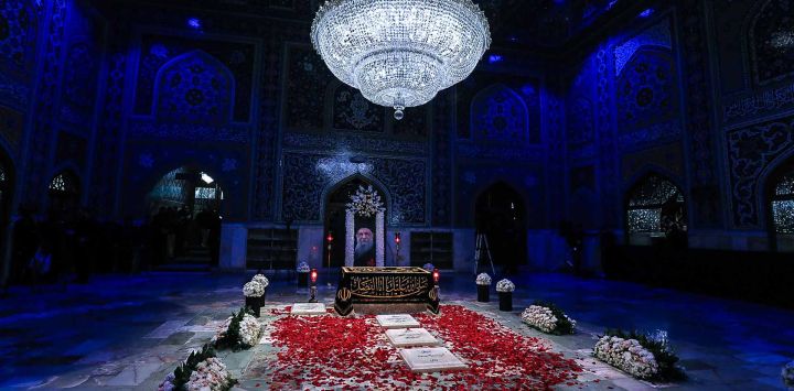 Esta fotografía muestra las tumbas del asesinado líder supremo de Irán, Ali Khamenei, y miembros de su familia en el Santuario del Imam Reza, en Mashhad. Irán dio sepultura a su exlíder supremo, Ali Khamenei, más de cuatro meses después de su muerte en un ataque aéreo, mientras dos días de ataques estadounidenses e iraníes avivaban los temores de un retorno a la guerra total.