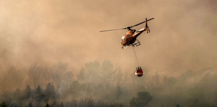 Esta fotografía muestra un helicóptero Airbus Helicopters H125 de bomberos sobrevolando un incendio forestal en Pouzols-Minervois, al suroeste de Francia. Cientos de bomberos luchan contra los incendios forestales en el sur del país, avivados por el viento, la sequía y el calor. El incendio más grande se encuentra en el departamento de Aude, pero también hay incendios al norte de Marsella, donde se espera que el Primer Ministro presida un nuevo grupo de trabajo interministerial para la crisis.