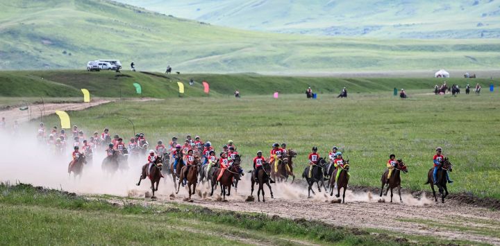 Imagen de jinetes compitiendo durante un gran evento cultural étnico celebrado en Karkara, en la región de Almaty, en Kazajistán.