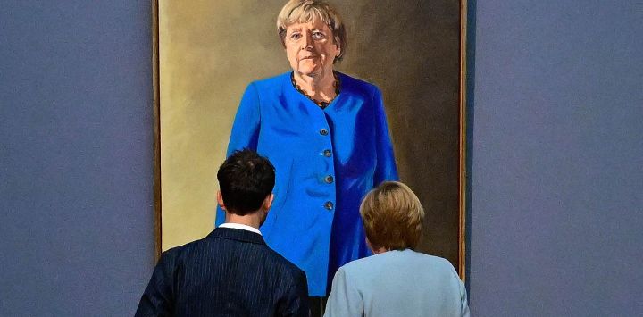 La excanciller alemana Angela Merkel (derecha) y el artista franco-alemán Jeremie Queyras (izquierda) observan su pintura «Retrato de la excanciller federal Angela Merkel» tras su inauguración en el Museo Bode de Berlín.