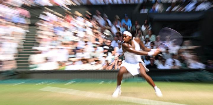 La tenista estadounidense Coco Gauff devuelve la pelota a la checa Karolina Muchova durante su partido de semifinales individuales femeninas de tenis en el undécimo día del Campeonato de Wimbledon 2026 en el All England Lawn Tennis and Croquet Club en Wimbledon, al suroeste de Londres.