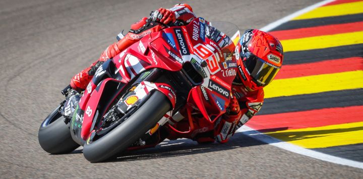 Marc Márquez, del equipo Ducati Lenovo, pilota su motocicleta durante una sesión de entrenamientos en el circuito de Sachsenring, en Hohenstein-Ernstthal, Alemania, antes del Gran Premio de Alemania de MotoGP.