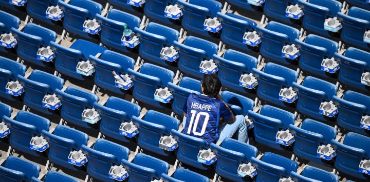 Un aficionado francés con la camiseta del delantero Kylian Mbappé se sienta en las gtribunas prácticamente vacías antes del partido de cuartos de final del Mundial de Fútbol de 2026 entre Francia y Marruecos en el Boston Stadium de Foxborough.