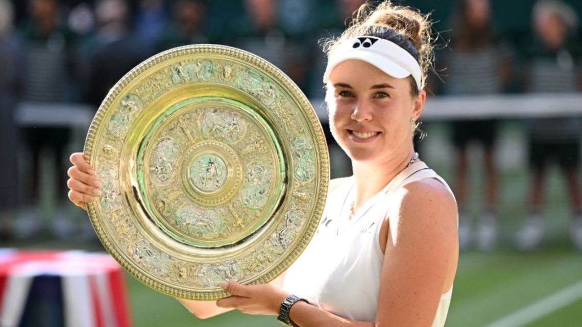 Η Linda Noskova στέφθηκε πρωταθλήτρια του Wimbledon μετά τη νίκη σε έναν δραματικό τελικό εναντίον της Muchova