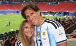 Irene Ariza, la novia de Giuliano Simeone, apostó por la camiseta retro de la Argentina y un look Y2K en el banderazo de Kansas