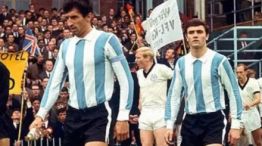 Rattín en la Selección, en el mítico partido on Inglaterra en 1966. Seguido por Perfumo, otro gigante del fútbol argentino.