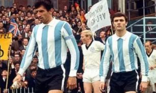Rattín en la Selección, en el mítico partido on Inglaterra en 1966. Seguido por Perfumo, otro gigante del fútbol argentino.
