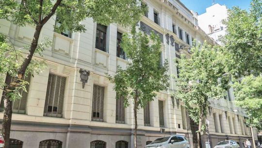 Colegios activan protocolos por fotos de alumnas modificadas con IA