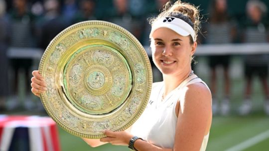 Linda Noskova se coronó campeona de Wimbledon tras ganarle una final dramática a Muchova
