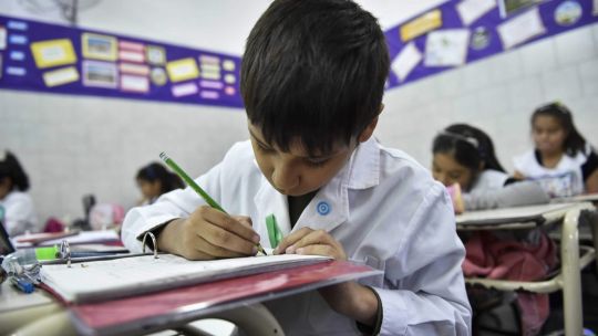 Una paradoja educativa: los argentinos rechazan la promoción automática, pero tampoco quieren promover la repitencia