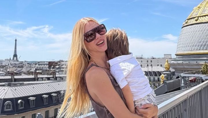 Las mejores fotos del increíble paseo por el Sena de Nicole Neumann y su hijo, Cruz Urcera