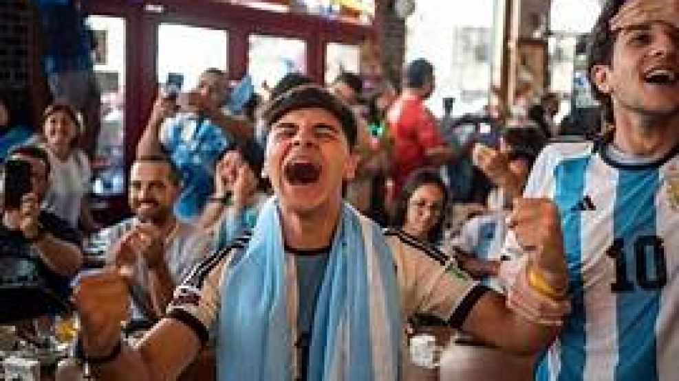 hinchas argentinos emocionados