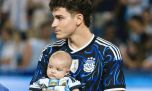 Después del gol a Suiza, Julián Álvarez subió a la tribuna para hacer dormir a su bebé, Amadeo
