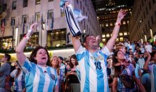Festejo argentino tras el triunfo de Argentina frente a Suiza