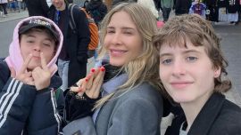 Helena Ortega, la nieta de Palito Ortega, mostró el living de su casa: cocina incorporada, escalera de vidrio y pisos de madera