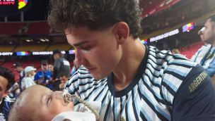 Julián Álvarez junto a su hijo Amadeo