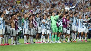 Los jugadores de Argentina celebran la victoria por 3-1 sobre Suiza durante el partido de cuartos de final del Mundial de fútbol de 2026 entre Argentina y Suiza