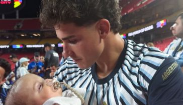 Julián Álvarez junto a su hijo Amadeo