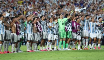 Los jugadores de Argentina celebran la victoria por 3-1 sobre Suiza durante el partido de cuartos de final del Mundial de fútbol de 2026 entre Argentina y Suiza