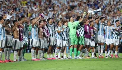 Los jugadores de Argentina celebran la victoria por 3-1 sobre Suiza durante el partido de cuartos de final del Mundial de fútbol de 2026 entre Argentina y Suiza