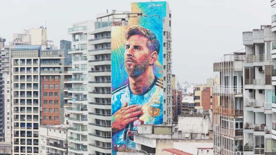 Rosario: reinaguran el mural dedicado a Lionel Messi frente al Monumento a la Bandera