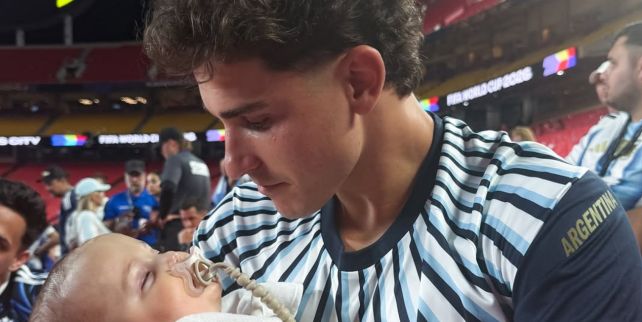 Julián Álvarez junto a su hijo Amadeo