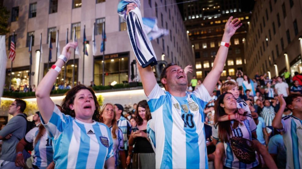 Festejo argentino tras el triunfo de Argentina frente a Suiza