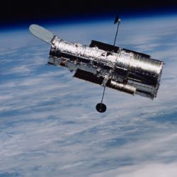 El legendario telescopio podría terminar sus días en el fondo del mar si fallan las alternativas tecnológicas para elevar su posición y extender su legendaria vida científica en el cosmos.