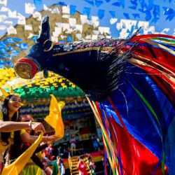 Bailarines realiza una presentación durante una celebración de las tradicionales Fiestas Juninas, en San Cristóbal, en Río de Janeiro, Brasil. | Foto:Xinhua/Daniel Ramalho