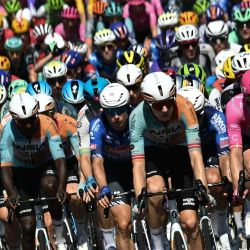 El pelotón de ciclistas pedalea durante la octava etapa de la 113.ª edición del Tour de Francia, un recorrido de 180,4 km entre Périgueux y Bergerac, en el suroeste de Francia. | Foto:LOIC VENANCE / AFP