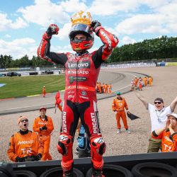 El piloto español del equipo Ducati Lenovo, Marc Márquez, celebra con una corona inflable tras ganar la carrera del Gran Premio de Alemania de MotoGP, en Hohenstein-Ernstthal, cerca de Chemnitz, en el este de Alemania. | Foto:RONNY HARTMANN / AFP