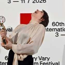 La actriz francesa Juliette Binoche reacciona tras recibir el Globo de Cristal a la Trayectoria Artística Destacada en el Cine Mundial durante la ceremonia de clausura del 60º Festival Internacional de Cine de Karlovy Vary (KVIFF), celebrado en Karlovy Vary, República Checa. | Foto:Michal Cizek / AFP